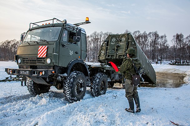 Наведение военнослужащими 28-й понмбр понтонной переправы посредством ПП-2005 через реку Оку