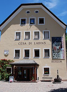 La "Cësa di Ladins" che ospita il Museum Gherdëina, la Biblioteca ladina, ed è sede della "Union di Ladins de Gherdëina".