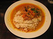 カレースープを掛けたもの（チキンカレー）