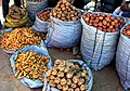 21 Pommes de terres et autres tubercules au marché de Cochabamba (Bolivie)