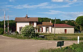 L'ancienne gare et le passage à niveau.