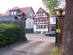 Eingangstor mit Blick Richtung Hauptstraße