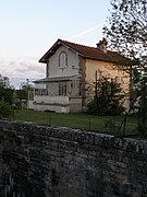 Ancienne maison éclusière de Saint-Thibault.