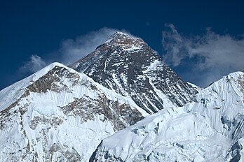 Vista do monte Everest, a montanha mais alta do mundo, a partir do cume sul do monte Pumori, Nepal, Himalaia. O Everest recebeu o nome do geodesista britânico George Everest desde 1856. Edmund Hillary e Tenzing Norgay fizeram a primeira ascensão do Everest em 29 de maio de 1953. Em 8 de maio de 1978, Reinhold Messner e Peter Habeler escalaram o cume pela primeira vez sem oxigênio suplementar. Até o final de 2018, o cume havia sido alcançado cerca de 8 400 vezes por alpinistas. Mais de 300 alpinistas perderam suas vidas na ida ou na volta. (definição 4 032 × 2 688)