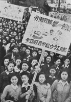 メーデーに参加する塩野義製薬の労働組合（1949年）