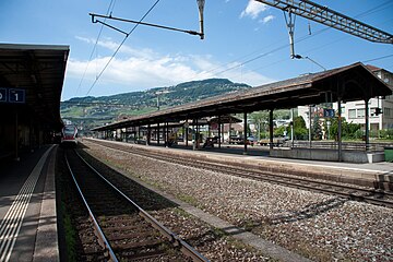 Les voies 1, ici utilisée par une rame Stadler FLIRT, et 3 sur la ligne du Simplon.