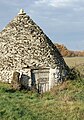 Sur la route de Vaylats, autre cabane ayant servi de bergerie (porte d'entrée caractéristique à double battant).