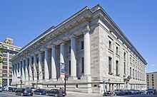 Photographie de la façade de l'édifice Ernest-Cormier, style classique avec ses quatorze colonnades.