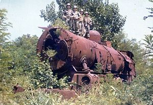 因韓戰遺棄車站內之蒸氣機車（2005年已移至臨津閣保存展示）