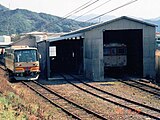 金屋口駅の構内。右側が車両基地。 （1996年2月）