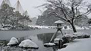 雪吊のある雪景色