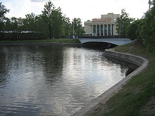 Вид на ДК Ижорский с бульвара Свободы