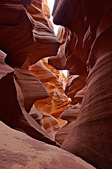 Une vue près de l’entrée de l’Antelope Canyon inférieur. (définition réelle 821 × 1 231*)