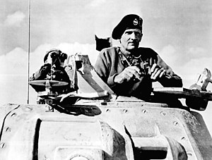 הפילדמרשל הבריטי ברנרד לו מונטגומרי בצריח של טנק M3 גרנט, צופה בכוחות שבפיקודו במהלך קרב אל-עלמיין השלישי.