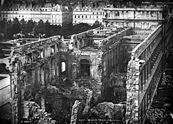 Le palais après l'incendie (photographie de Jean-Eugène Durand).