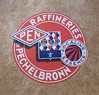 Logo der Raffinerie zusammen mit Markennamen von Tochterfirmen