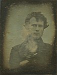 Robert Cornelius självporträtt från 1839 som är det äldsta kända fotografiska porträttet i USA.[4]