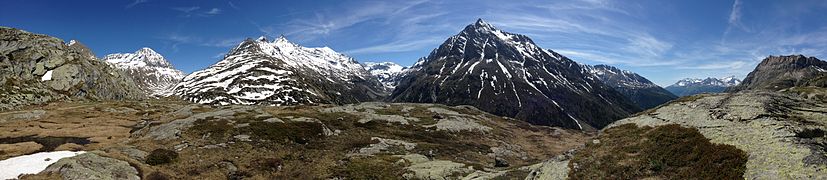 Vue du vallon de Savine (à gauche) et du vallon d'Ambin (au centre) au-dessus du col du Petit Mont-Cenis (environ 2 350 mètres d'altitude).