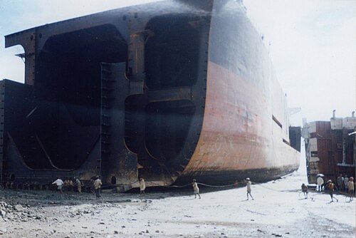 De sloop van een schip op een strand bij Chittagong.