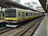 Zug der Chūō-Sobu-Linie im Bahnhof Mitaka