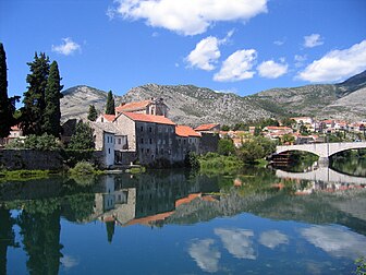 Le village de Trebinje (Bosnie-Herzégovine) et la Trebišnjica, rivière dont le cours emprunte de nombreuses pertes karstiques. (définition réelle 1 600 × 1 200)