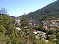 Axat, vue générale, église et ruines du vieux château.