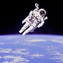 L'astronaute Bruce McCandless en sortie extra-véhiculaire (EVA, Extra-Vehicular Activity)