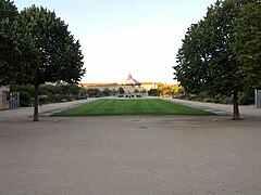 Vue vers le sud avec la façade du lycée Émile Loubet.