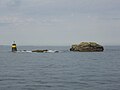 Rocher et balise dans la "Chaussée du Beniguet"