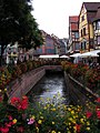 Un canale nel centro storico di Colmar (Francia)