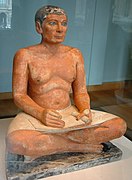 Le « scribe accroupi », statue en calcaire peint, Musée du Louvre.