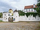 Ehemaliger Landsitz „Schloss Gehren“, bestehend aus Haupthaus mit Mühlengebäude, zwei Neben- und einem Wirtschaftsgebäude, Umfassungsmauer, den Baulichkeiten der Eingangsbereiche sowie der Freiflächengestaltung und dem Park einschließlich der zum Kultursaal ausgebauten Scheune in Kubatur und Lage, ohne Bettenhausneubau