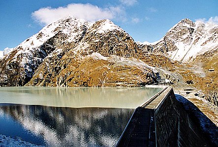 Barrage de la Grande-Dixence en Valais, cité dans l'article Vie quotidienne des femmes dans les vallées alpines.