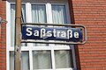 Saßstraße: Sehr fett, der Schrift von Trommelstraße beim kleinen a sehr ähnlich, selbe Unterlänge beim ß, Strichenden bei großem S, kleinem s und e schräg, kleines t hat unten Haken nach rechts