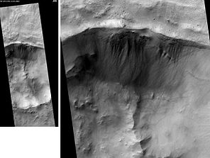 Кратер Єзжа, знімок виконано HiRISE. Північна стіна кратера (вгорі) посічена ярами. Темні лінії, якими помережана поверхня в районі кратера, є слідами пилових вихорів. Масштабна лінія відповідає довжині у 500 м.