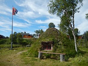 Kåta och flagga i Mittådalen vid Mittån.