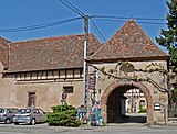 Vestiges remaniés d'une ancienne ferme fortifiée.