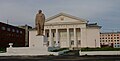 Monumento a Lenin nella piazza centrale