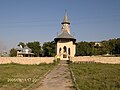 Vedere de la cimitirul Mănăstirii