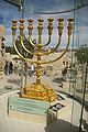 Réplique de la Menorah du temple exposée face au Kotel