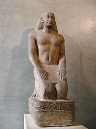 Statue de Nakhthorheb agenouillé. Quartzite v. 595-589 AEC Musée du Louvre[98]