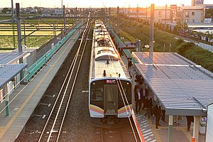 西新発田駅に停車中のE129系による普通列車 （2020年5月）