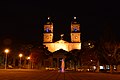 L'église paroissiale vue la nuit.