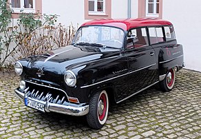 Une Opel Olympia-Rekord Caravan, modèle 1954. (définition réelle 3 285 × 2 270)