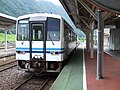 石見川本駅に到着した424D。乗客を全員降車させ、扉を閉めた後の状態。