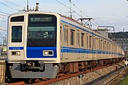 6次車からは戸袋窓が廃止され、さらなる軽量化が図られた。 （2021年11月 元加治駅）