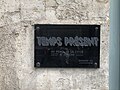 Plaque de marbre au 68, rue de Babylone dans le septième arrondissement de Paris indiquant les locaux de Temps présent.