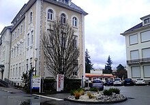 Vue sur un bâtiment hospitalier d'Aix-les-Bains.