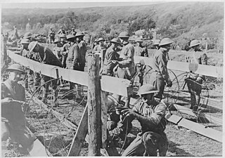 Des soldats américains du génie mettent en place des barbelés dans le saillant de Saint-Mihiel en septembre 1918.