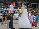 教会を前にしての中国の結婚式記念写真